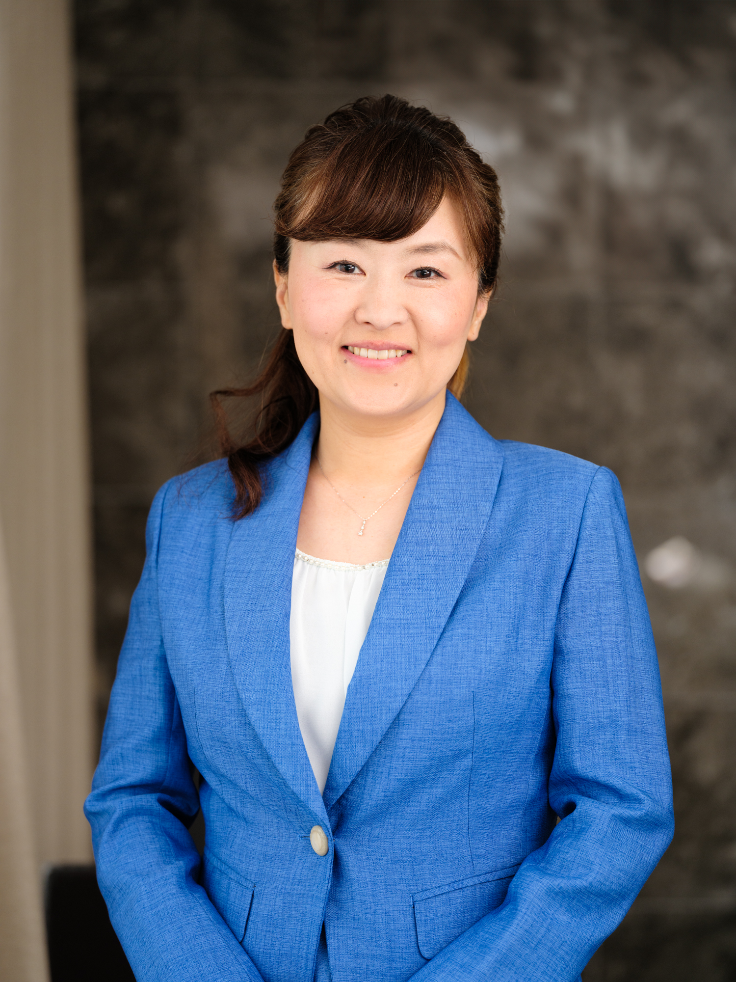 風呂内　亜矢　氏