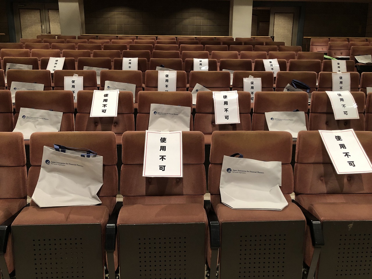 座席は千鳥配置で&hellip;